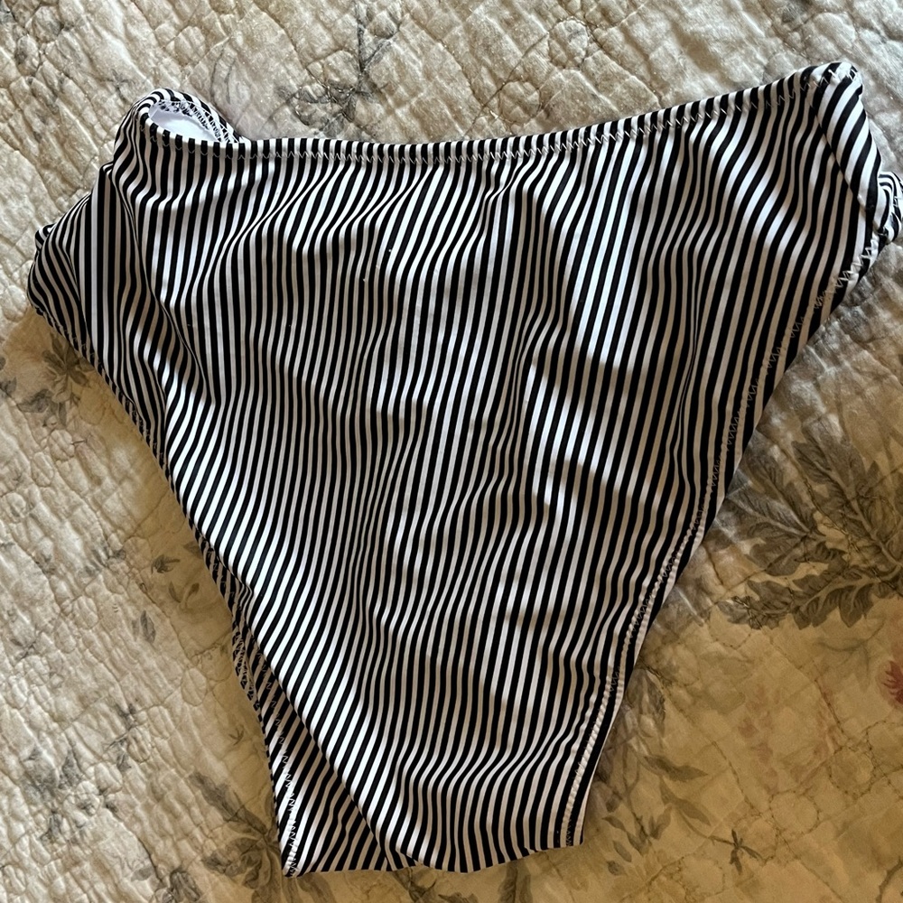 Women’s small no brand bikini bottoms also fits a medium